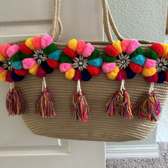 EMBELLISHED TOTE DONE W/ VIBRANT STUNNING COLORS  SEASHELLS & TASSELED POM POMS, - Picture 2 of 7